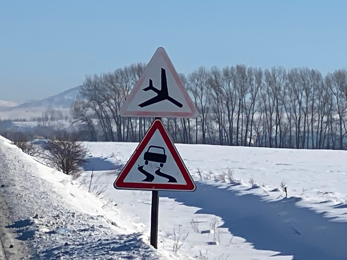 Первое правило опытного водителя: водитель обязан сохранять самообладание, даже если ему навстречу едет ( летит) самолёт. 