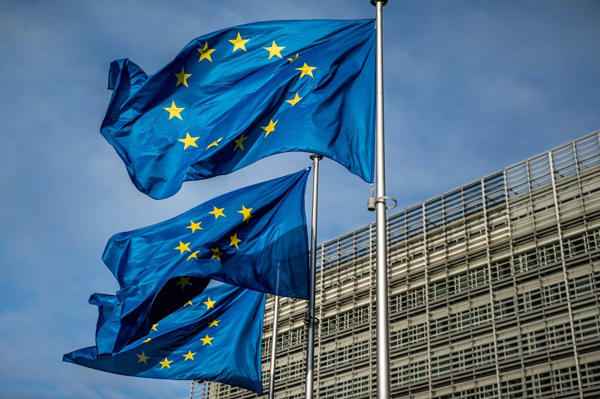 Голубой флаг со звёздами: действительно по-прежнему символ верховенства закона и ценностей © Michael Kappeler/dpa