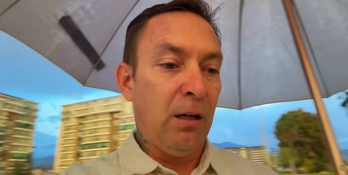 Друзья, привет. Вы на канале «Мёд». Меня зовут Дмитрий.
25 ноября. Мы купили квартиру в Москве Через пять–шесть дней уже зима, а в Турции по ощущениям всё ещё лето. Температура комфортная: вчера было 23–25 градусов.