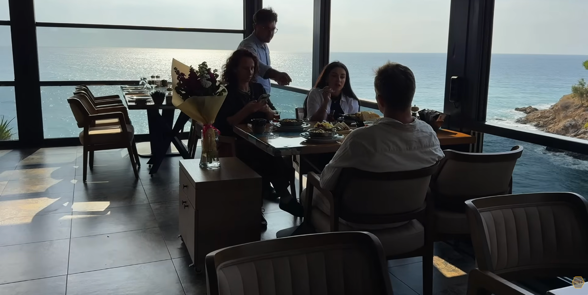 Мы едем к одному ресторану недалеко от Газипаши, прямо на берегу Средиземного моря. Начался гром, гроза. Рич боится молнии, у него панический страх, поэтому пришлось завести его домой. Бонька же реагирует спокойно, ей всё равно, даже отпустил её побегать.

Солнышко иногда проглядывает сквозь тучи, очень красиво. После дождя воздух особенно свежий.

Хочу рассказать вам, как мы приобрели квартиру.
Идея купить недвижимость в России зрела несколько лет. Когда мы переезжали в Турцию, сначала жили на аренде, потом продали квартиры в России и уже здесь начали покупать, продавать, инвестировать. Первую квартиру в Махмутларе купили и перепродали, вторую тоже. Со второй, правда, ничего не заработали.