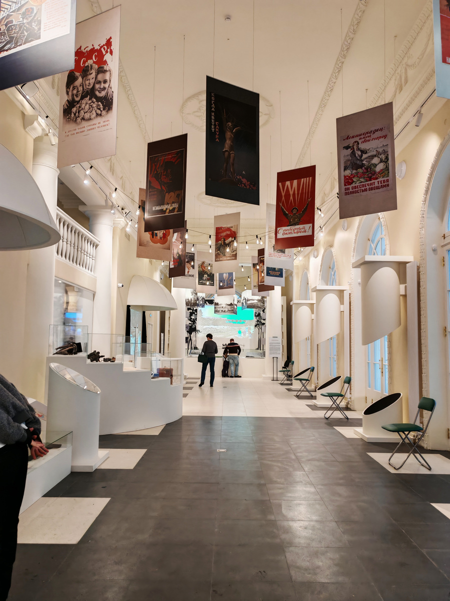 Большой зал музея в Московском Парке Победы в Санкт-Петербурге
