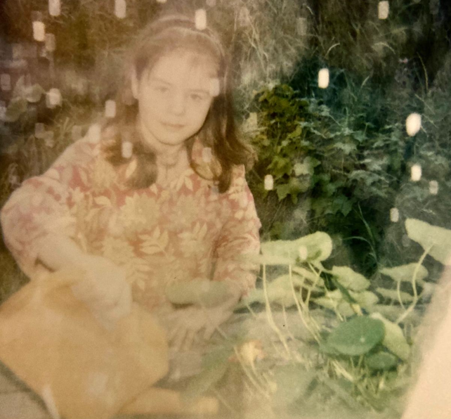 Поливаю цветы, а мама фотографирует меня через оконное стекло на новенький "Полароид".