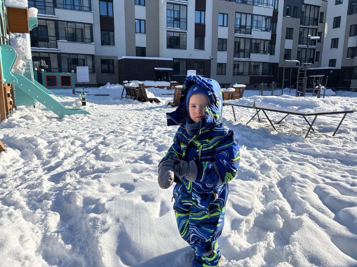 Рядом густой ароматный еловый лес, а во дворах новенькие детские площадки.
