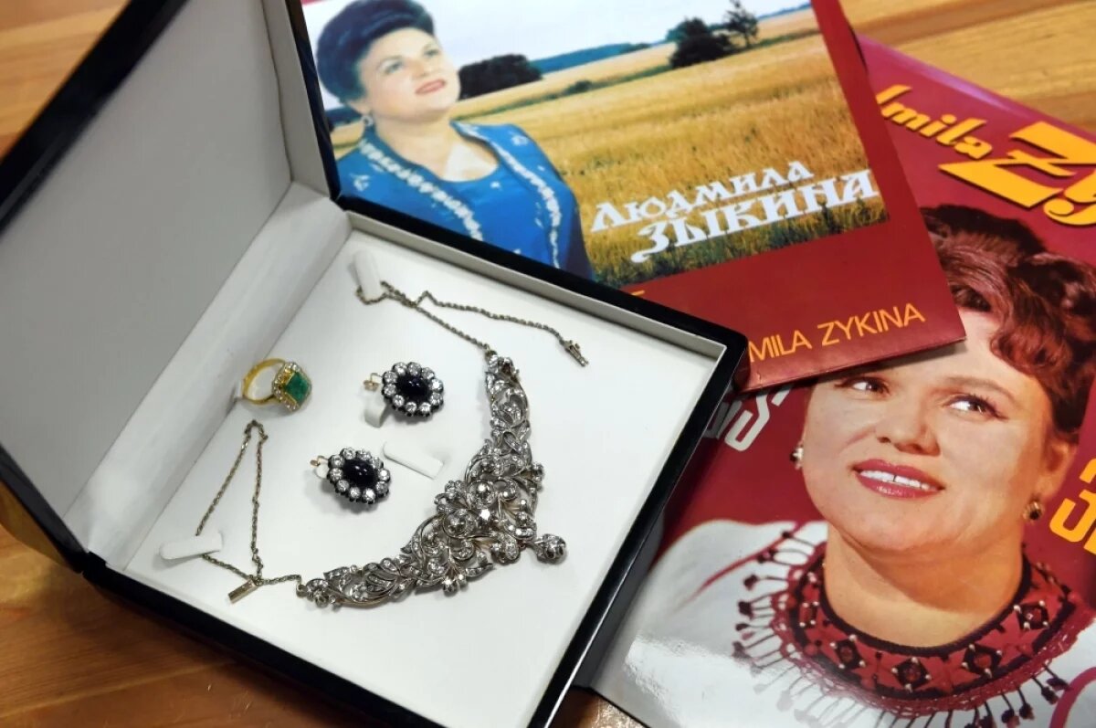    Людмила Зыкина была одной из немногих, кто мог позволить себе настоящие драгоценные украшения