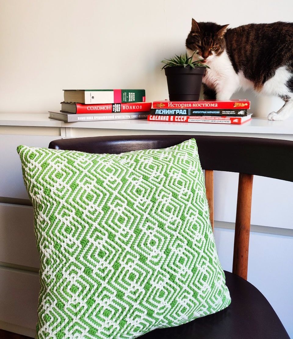 Стену шпатлевала я, комоды собирала я, стул реставрировала я, кошку выращивала я)))