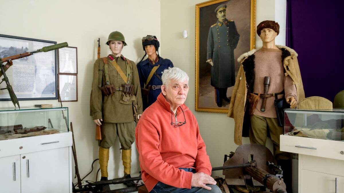    Сергей Докучаев в одном из залов открытого им музея / Фото: Дмитрий Дубинский / Вечерняя Москва