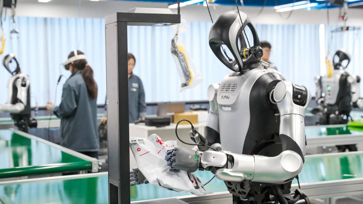 Тренировочный цех сборки гуманоидных роботов в Циндао.