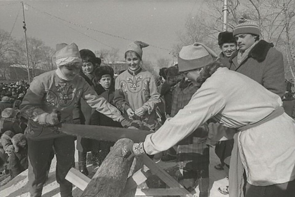     Проводы русской зимы. Весёлые соревнования. Пилка дров. Барнаул, площадь Свободы, март 1987 г.. Источник: goskatalog.ru, архив АГКМ, Брязгин Б.П.