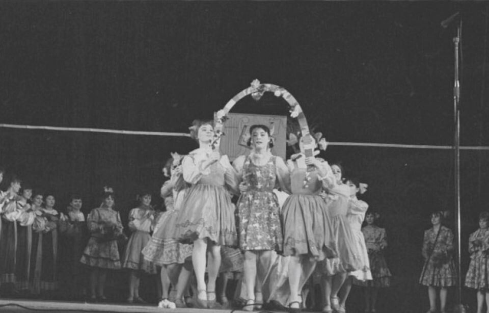     ТЮЗ, 19 апреля 1968 г. Отчетный концерт культурно-просветительного училища. Вокально-хореографическая композиция «Проводы русской зимы», учащиеся танцевального отделения, постановка танцев А.П. Батырева. Едет тройка, привозят Снежную бабу.. Источник: goskatalog.ru, архив АГКМ, Бледных Н.