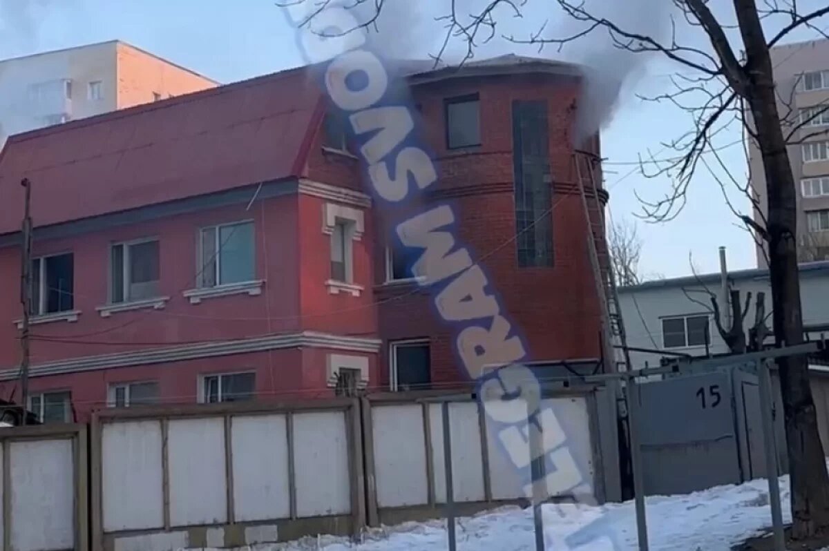    На Эгершельде во Владивостоке загорелась бывшая гостиница
