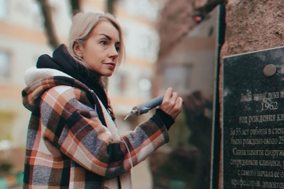    Евгения признается: больше запоминаются не те, кого она рисует на камне, а те, кто заказывает портрет. Фото: Личный архив героя публикации