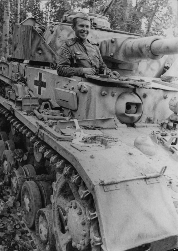 Советский офицер в немецком танке Pz. Kpfw. IV, захваченном на Курской дуге, лето 1943-го. 