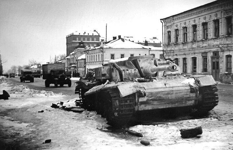 Поврежденная и брошенная немецкая САУ StuG III Ausf. F на одной из центральных улиц Курска. Февраль 1943 года.