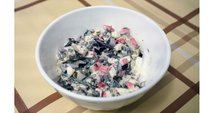 Салат - Крабовые палочки с морской капустой.