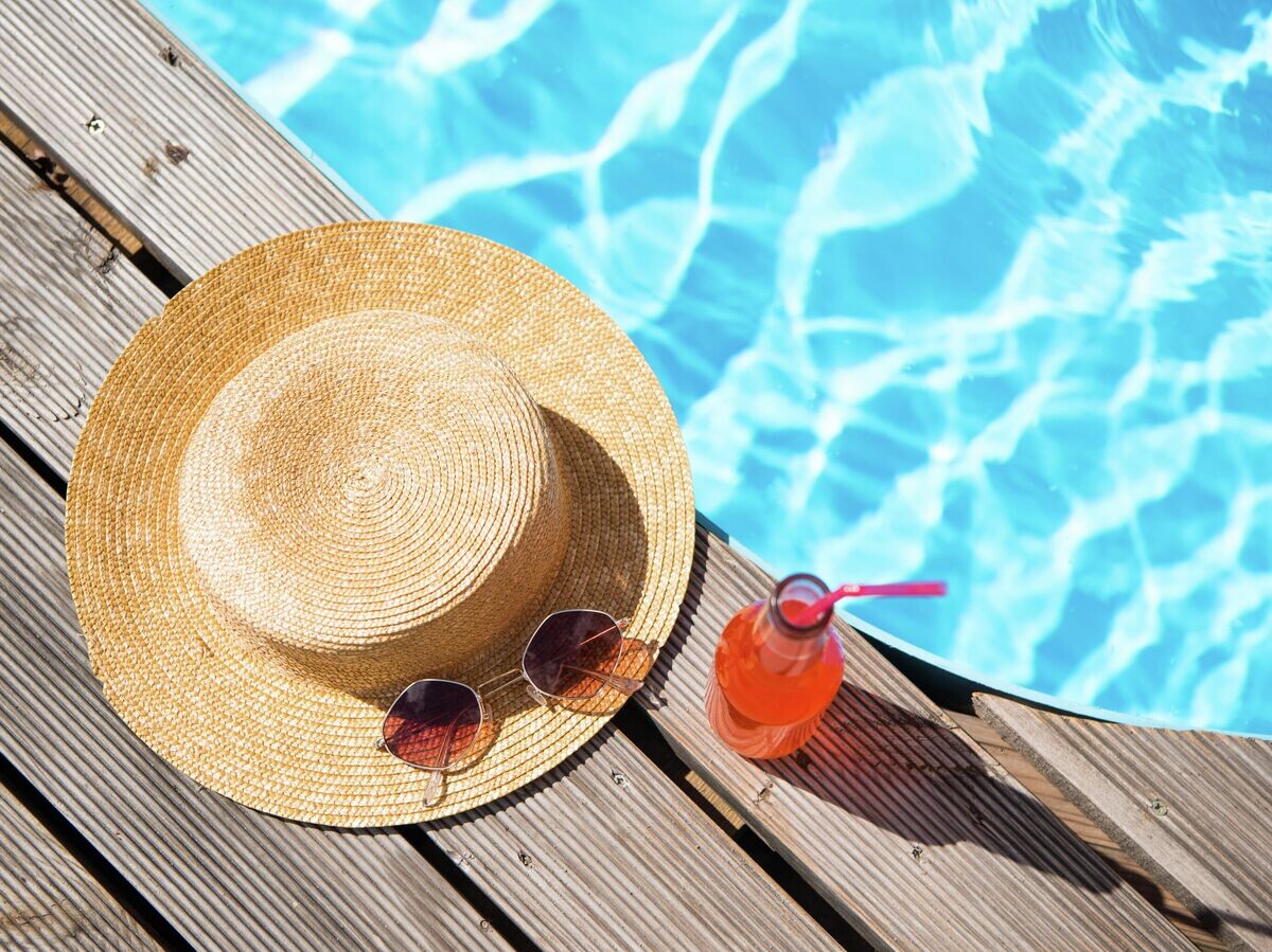    Шляпа и очки, оставленные у бассейна | © Depositphotos.com / AllaSerebrina