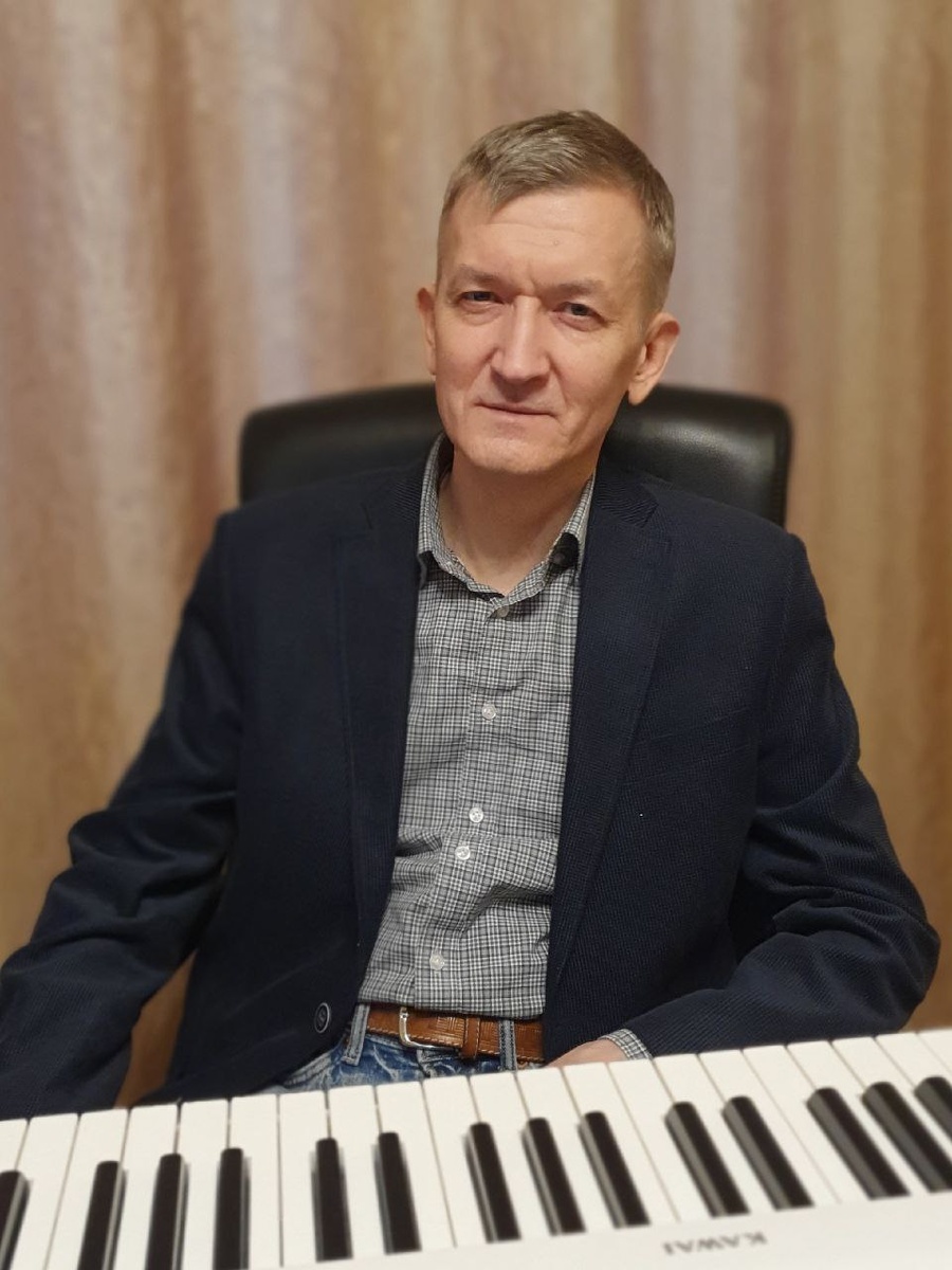 Именно Евгений формирует смыслы песен для ArtSnow, стихи и музыку он пишет с юности. Фото из личного архива Евгения Дмитриева