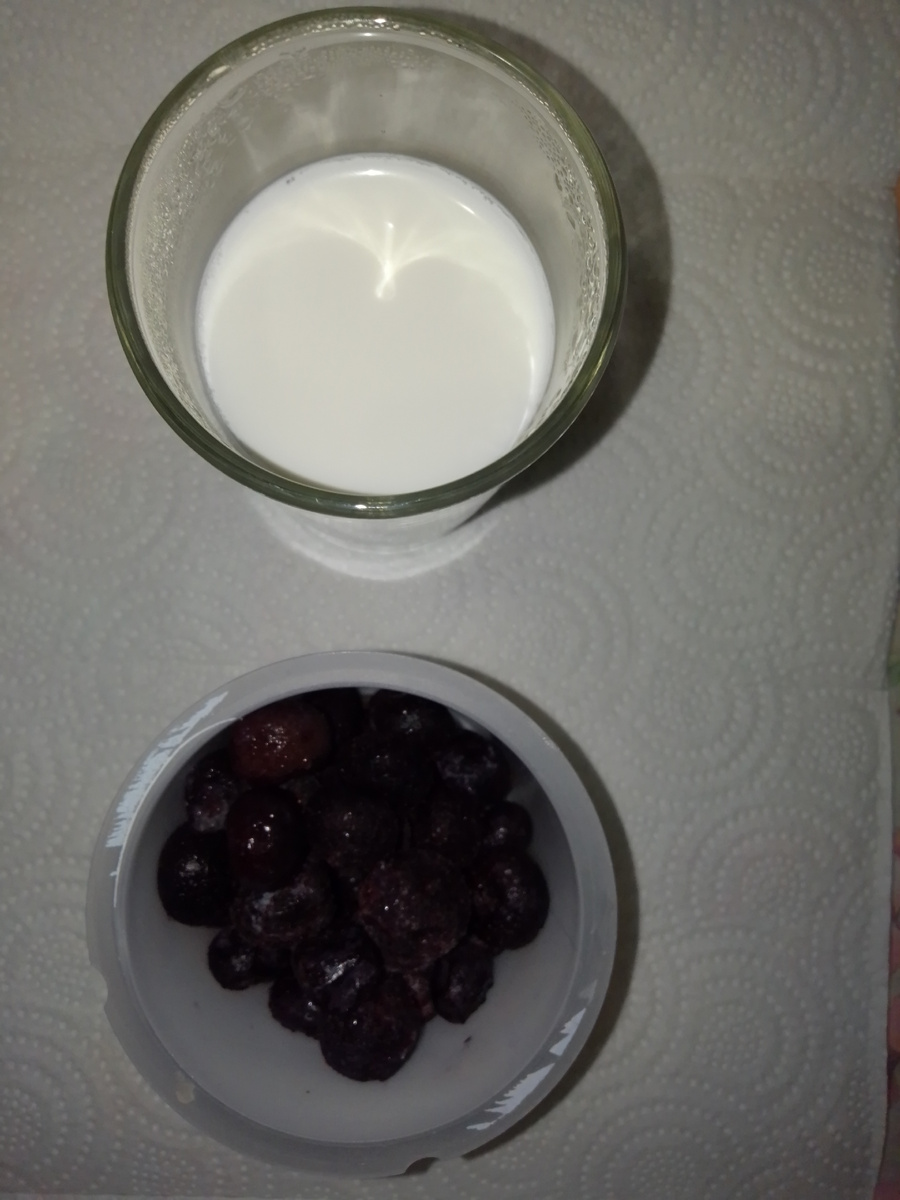 Фото автора. Стакан йоргута и голубика, она размораживается. 