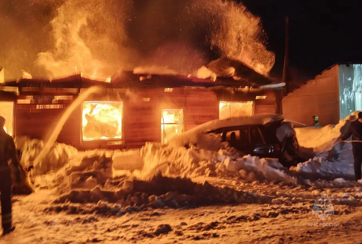    Пожарные вывели девять человек из горящего дома на севере Красноярского края
