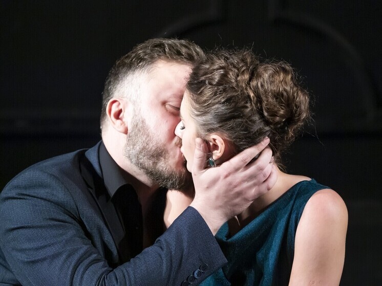     Сцена из спектакля в Челябинском камерном театре. Фото Юлии Боровиковой ("Вечерний Челябинск")