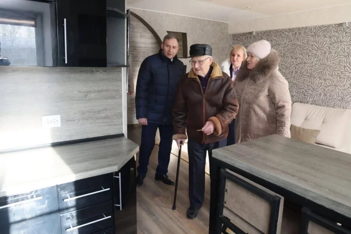    100-летнему ветерану ВОВ из Биробиджана вручили ключи от новой квартиры