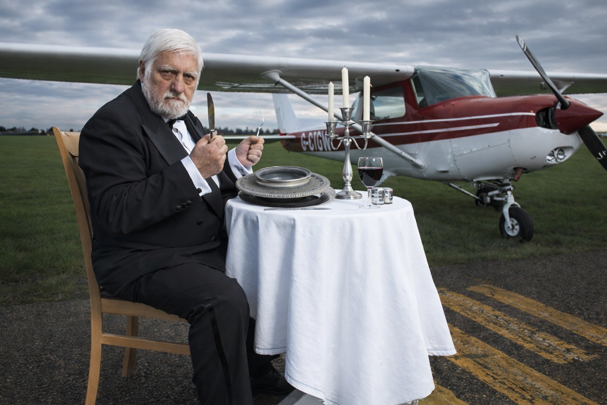 Мишель Лотито —съел целый самолет. 