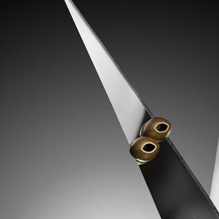 Серьги-гвоздики Mara Irsara Spacecut из золота и чернения, из коллекции Fussy.