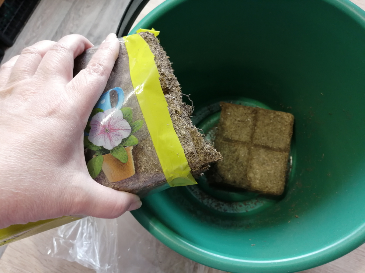 Решила готовить грунт в ведре