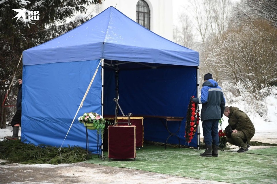    Ритуальная служба готовится к началу церемонии. Алексей БУЛАТОВ