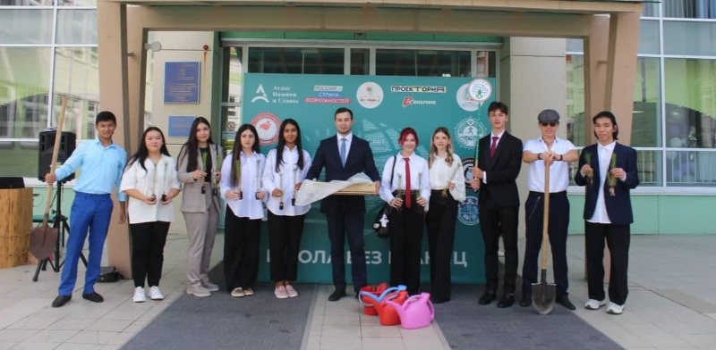 Дмитрий (в центре) в окружении учащихся школы