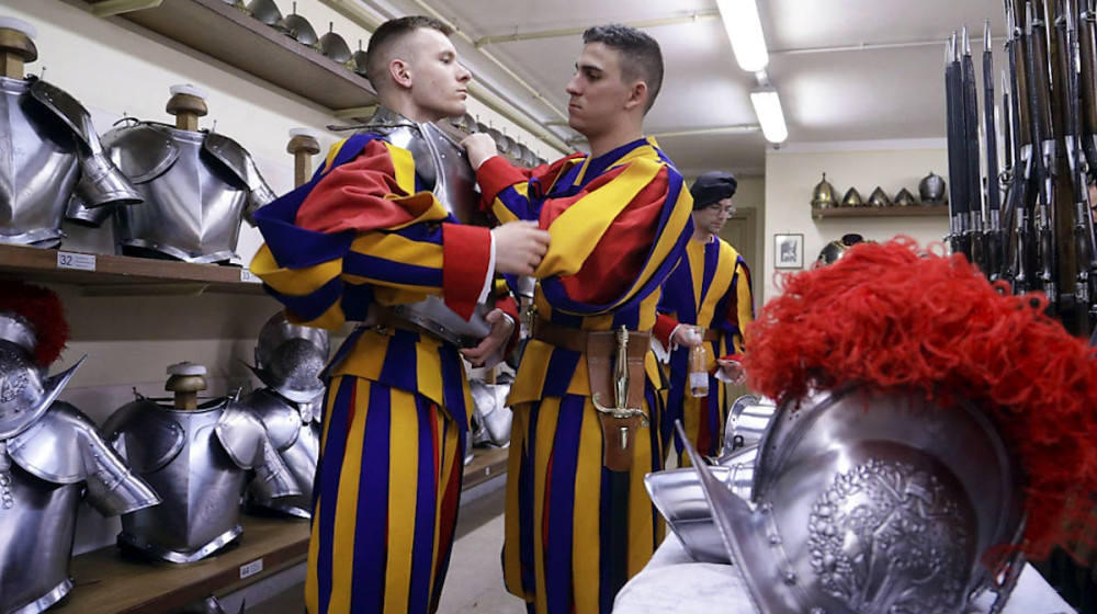    Самая древняя и крохотная армия охраняет самого влиятельного человека — секреты швейцарских гвардейцев