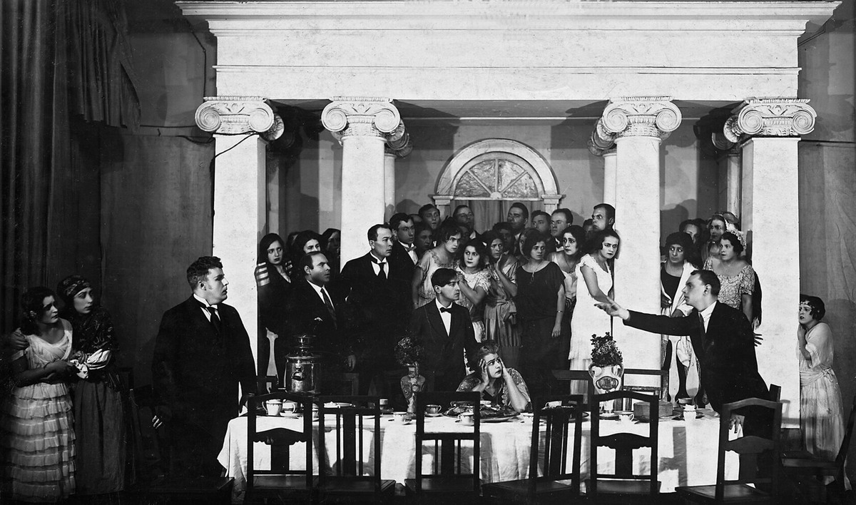 Сцена из спектакля «Евгений Онегин» в постановке Константина Станиславского.
Дата съемки: 1922 год
Фотография сделана на одном из премьерных показов, когда опера исполнялась в «Онегинском зале» особняка в Леонтьевском переулке под рояль, без грима и исторических костюмов. Источник: https://russiainphoto.ru/photos/141134/