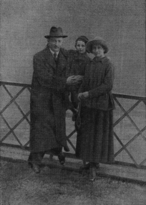 Ф.Э. Дзержинский с женой С.С. Дзержинской и сыном Яном в Лугано, Швейцария, октябрь 1918 г., фотография