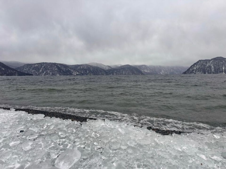    Февральский дождь на Телецком озере. Источник: Роман и Татьяна Воробьевы / Алтайский заповедник