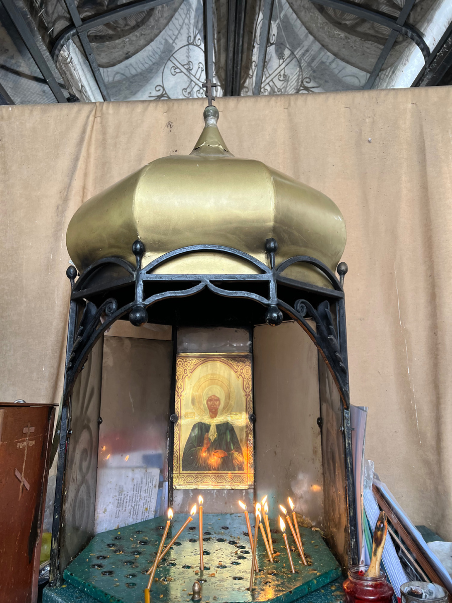 Фото автора: Россия, станция метро Шаболовская, Москва, Даниловское (Центральное) кладбище, могилка Святой Блаженной Матроны Московской.