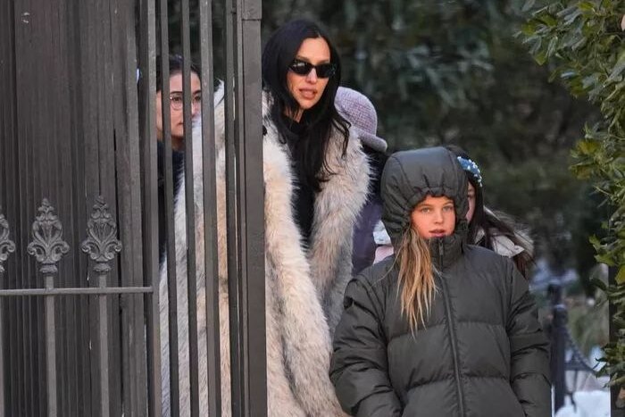     Ирину Шейк в шубе вместе с дочерью в куртке на улице Нью-Йорка сняли папарацци