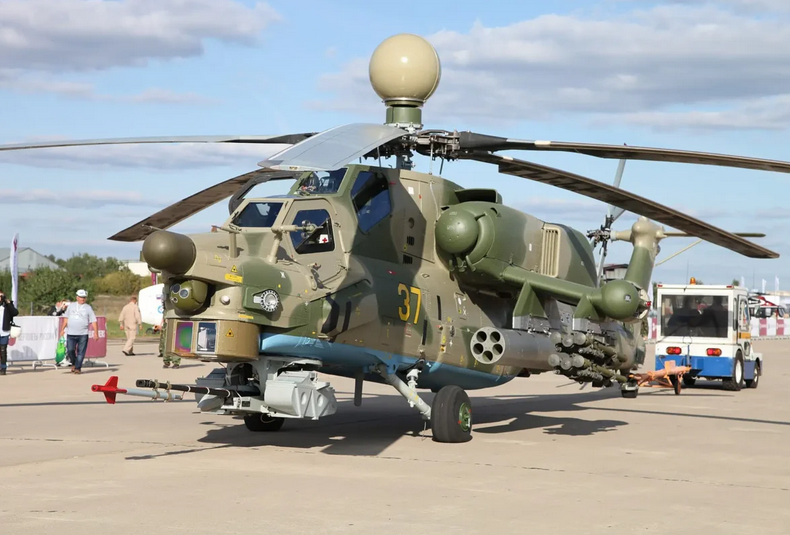 Вертолёт Ми-28НМ оснащён интегрированной радиолокационной станцией и недавно добавленными носовыми датчиками. Фото: Виталий В. Кузьмин. 