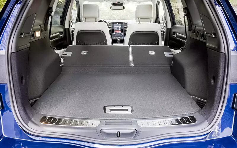 Багажник хорош – заявлено 565 л, и это больше, чем у Икс-Трейла. Однако может не быть скрывающей поклажу полки, а крючков и держателей и вовсе не предусмотрено.Renault Koleos II: 2017–2022
📷
