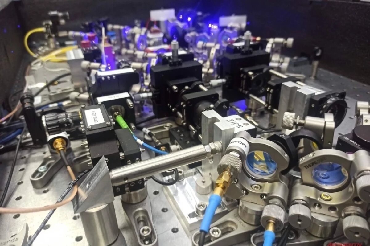    Cистема из лазеров, зеркал и оптических модуляторов для охлаждения ионов квантового компьютера.