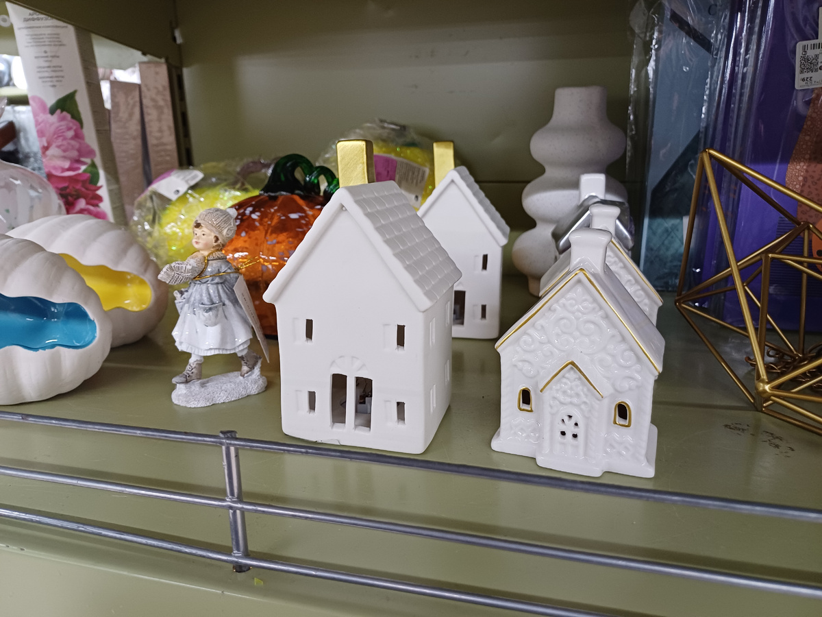 Девчушка из полистоуна в единственном экземпляре стоит около 700 руб, но я не стала её забирать, не смотря на мою любовь к таким ребятам. Я иду за роботом-пылесосом! 😂 Фото автора Юлии Солоха.