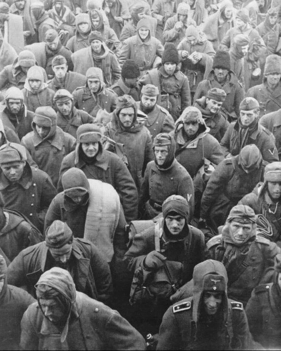 Колонна пленных немцев, румын и итальянцев в Сталинграде, начало 1943 года. Автор — Сергей Струнников.