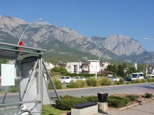 Главный секрет Кемера не только море, но и горы. Они создают неповторимые пейзажи. Выбирая отель, смотрите не только на «звёзды» и питание, но и на его расположение относительно этого ландшафта. 