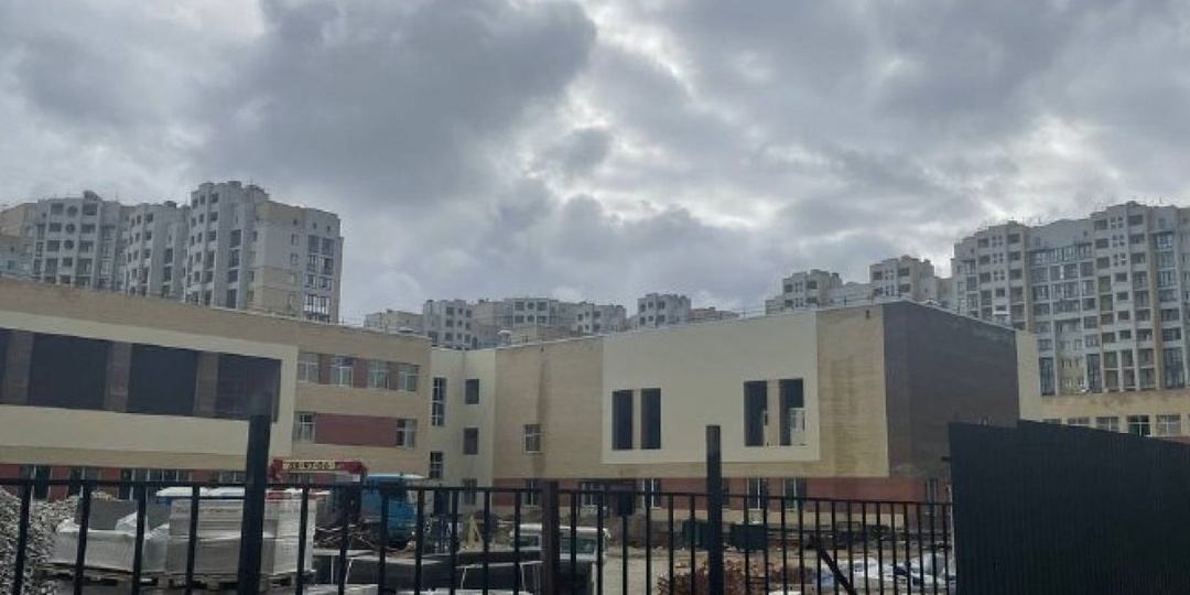Полноценный образовательный процесс в новой школе микрорайона «Серебряный берег» обещают начать с 1 сентября