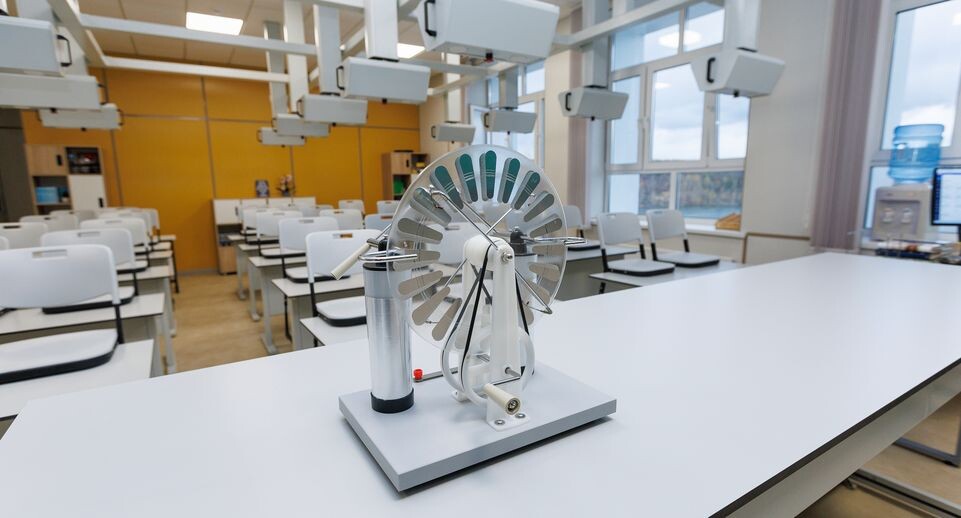    Генератор статического электричества в кабинете физики воспитательно-образовательного комплекса «Успех» / медиасток.рф