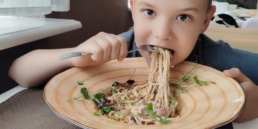 Чем кормят в отеле "Ялта круглый год" на шведском столе и в его кафе