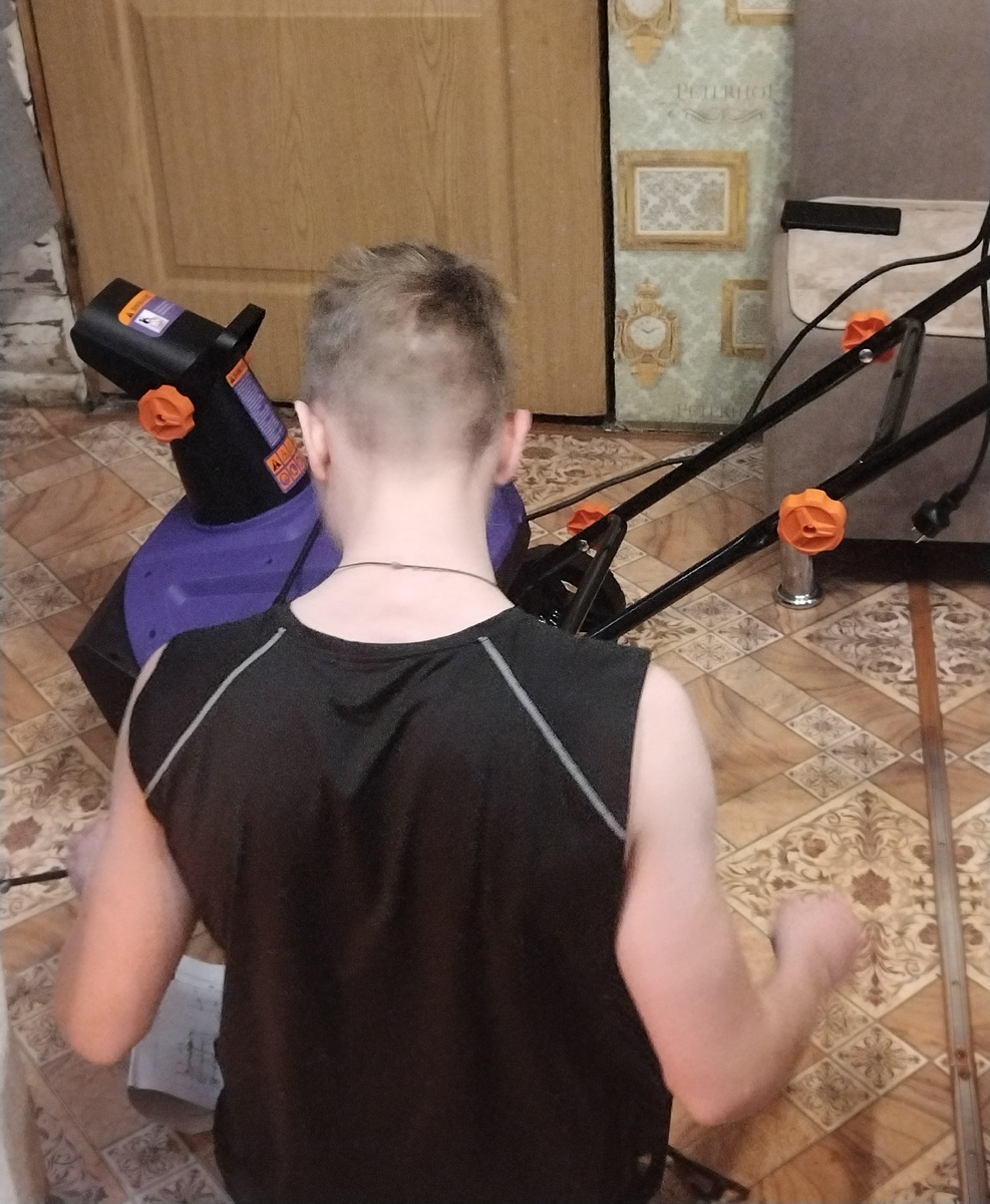 Собирает снегоуборщик, а то мама затупила😁