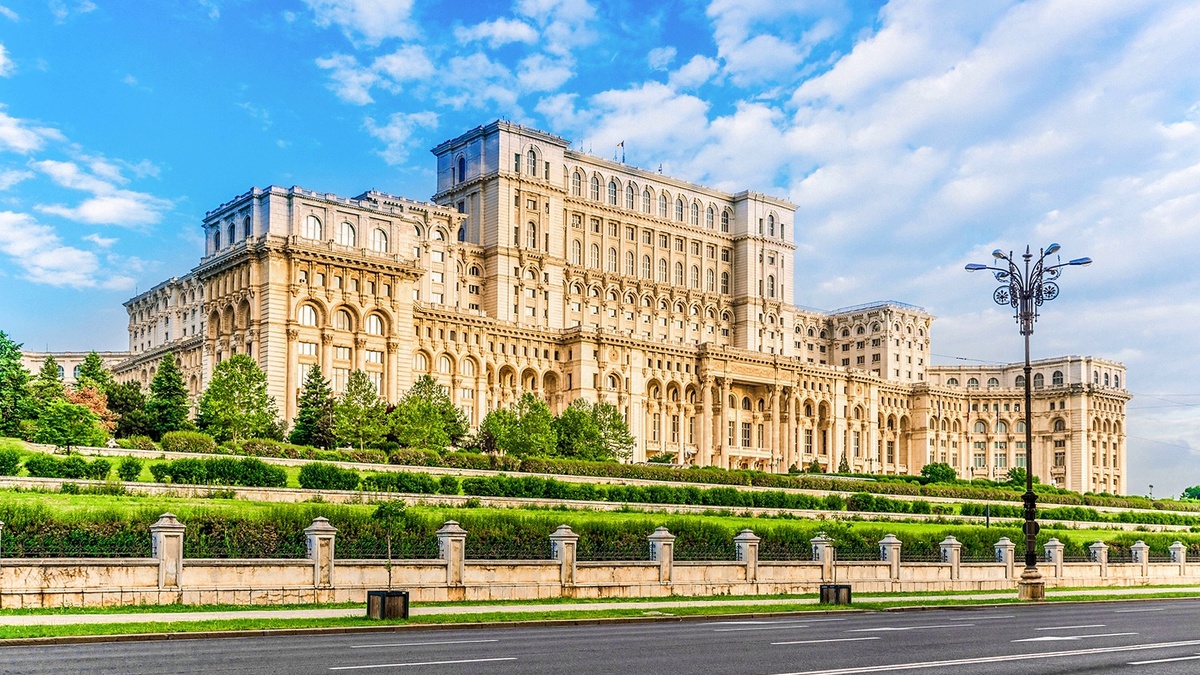 В Бухаресте здание часто называют Дворцом Чаушеску