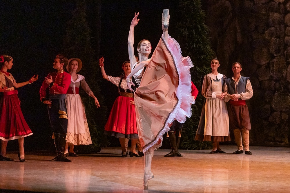    В основе балета - новелла Сервантеса "Цыганочка": история девушки из табора и ее жениха-дворянина. / Анастасия Ускова