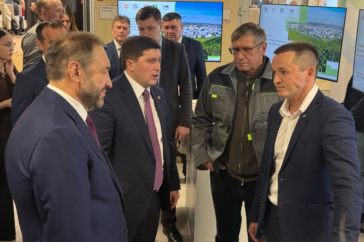    Команда Беляева держит курс на поддержку образования — от школы, ссуза, вуза до предприятия. Акцент — на сохранении молодежи в городе.   
Фото: Регина Шафиева