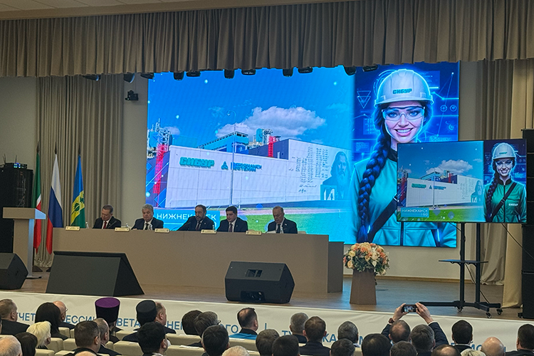    Сессия началась с презентации цифрового помощника Камы — темноволосая ИИ-девушка за 10 минут рассказала о том, каким город стал к 60-летию.   
Фото: Регина Шафиева