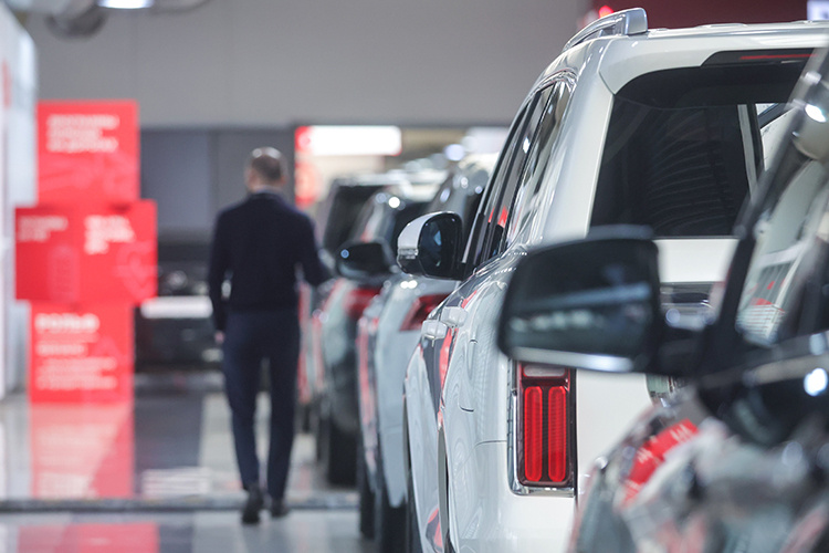    За весь прошлый год в нашей стране было реализовано 1,33 млн новых легковых машин, что на 15,6% меньше, чем в 2024-м. На снижение продаж повлияло несколько причин: повышения ставок утильсбора, отмена льготных тарифов, инфляция.   
Фото: © Shatokhina Natalia /news.ru / www.globallookpress.com